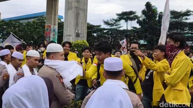 Sejumlah mahasiswa demo di depan Mabes Polri terkait kasus kematian siswa AT di Tual, Maluku. (dok Istimewa)