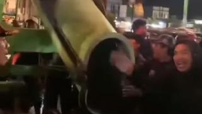 Sejumlah massa tampak melakukan pengecoran pada malam hari menutup akses jalan menuju Wisma Nirmalasari imbas sengketa lahan.