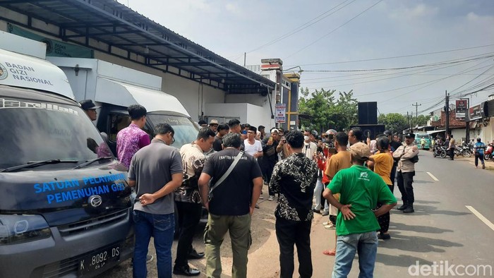 Sejumlah warga menggelar aksi demo di depan SPPG Tlogowungu 1, Pati, memprotes menu MBG yang dianggap tak sesuai standar, Jumat (27/2/2026).