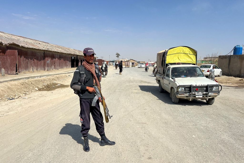 Seorang petugas polisi berjaga di sepanjang jalan menuju perbatasan antara Pakistan dan Afghanistan di Provinsi Balochistan, Chaman, Pakistan, 27 Februari 2026. Seorang petugas polisi berjaga di sepanjang jalan menuju perbatasan antara Pakistan dan Afghanistan di Provinsi Balochistan, Chaman, Pakistan, 27 Februari 2026. (REUTERS/Abdul Khaliq Achakzai)