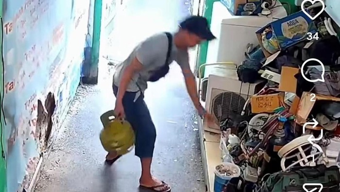 Seorang pria terekam CCTV mencuri tabung gas berukuran 3 Kg di sebuah warung di kawasan Jati Padang, Pasar Minggu, Jakarta Selatan. (Tangkapan layar).