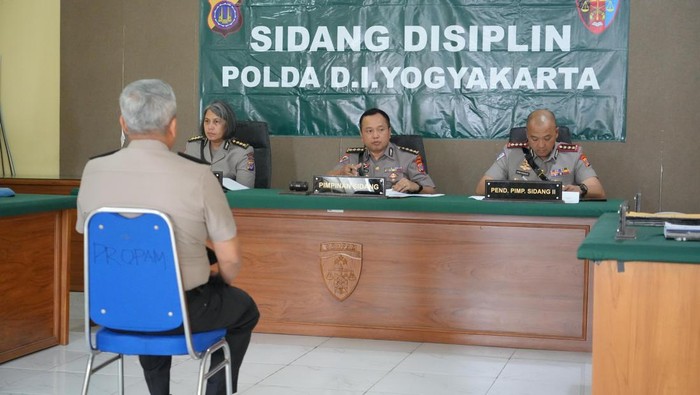 Polda DIY menjatuhkan sanksi disiplin berupa teguran dan pencopotan dari jabatan kepada Kapolresta Sleman nonaktif Kombes Edy Setyanto.