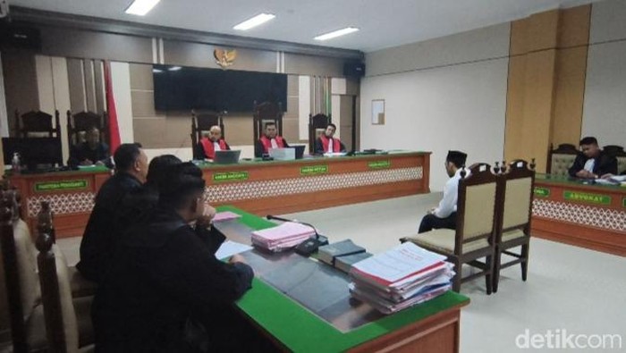 Sidang perdana kasus pembunuhan satu keluarga di Paoman Indramayu, Kamis (26/2/2026).