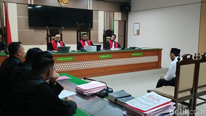 Sidang perdana perkara pembunuhan satu keluarga di Paoman, Indramayu, Kamis (26/2/2026).