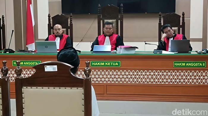 Sidang perdana perkara pembunuhan satu keluarga di Paoman, Indramayu, Kamis (26/2/2026).
