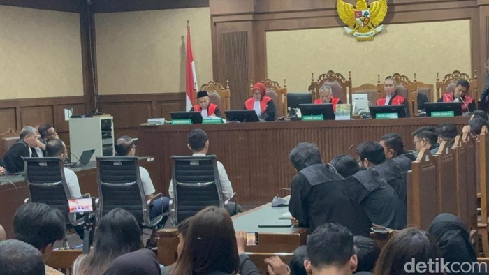 Sidang Vonis Kasus Minyak Mentah Dikebut hingga Lewat Tengah Malam: 9 Terdakwa Hadapi Pengeboman Hukuman