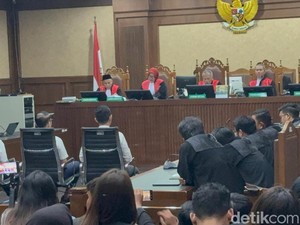 Sidang Vonis Kasus Minyak Mentah Dikebut hingga Lewat Tengah Malam