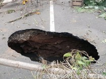 Sinkhole Muncul di Jalur Ciawigebang Kuningan, Jalan Ditutup
