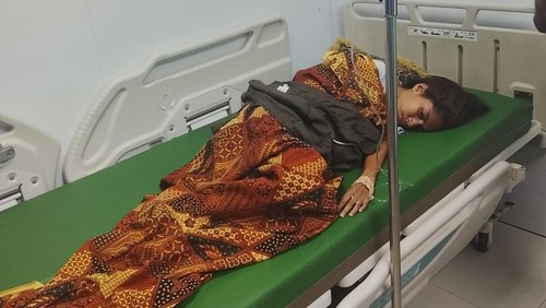 Siswi SMAN 1 Atambua, Zivania Martins Naibuti, diopname di RSUD Gabriel Manek Atambua, Kabupaten Belu, NTT, seusai dibanting guru. (Dok. ayah Zivania, Simon Nai Buti)