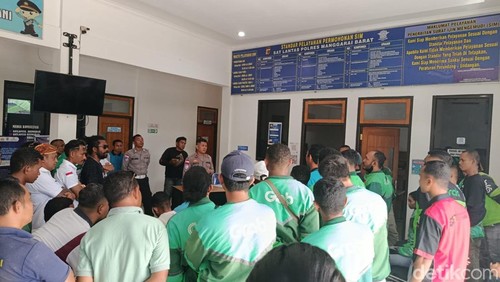 Sopir Asosiasi Angkutan Kendaraan Wisata Darat (Awstar) dan driver ojol mediasi di Polres Manggarai Barat, Jumat (27/2/2026) sore (Ambrosius Ardin)