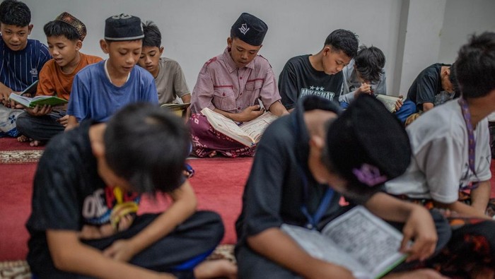 Sejumlah siswa mengaji saat mengikuti tadarus Al Quran di Sekolah Rakyat Terintegrasi (SRT) 37 Serang, Banten, Kamis (26/2/2026). Kegiatan tadarus Al Quran yang rutin diselenggarakan selama bulan suci Ramadan 1447 Hijriah tersebut bertujuan untuk meningkatkan keimanan dan ketakwaan siswa, sekaligus memperkuat pendidikan karakter berlandaskan nilai-nilai agama. ANTARA FOTO/Muhammad Bagus Khoirunas