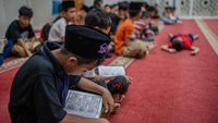 Para siswa pun mengaku antusias mengikuti tadarus karena memberikan ketenangan sekaligus mempererat kebersamaan antar teman. Dengan kegiatan tersebut, Ramadan di Sekolah Rakyat tidak hanya menjadi bulan ibadah, tetapi juga sarana memperkuat pendidikan karakter berbasis nilai religius. ANTARA FOTO/Muhammad Bagus Khoirunas