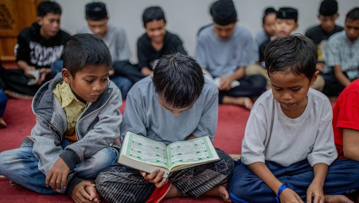 Sejumlah siswa mengaji saat mengikuti tadarus Al Quran di Sekolah Rakyat Terintegrasi (SRT) 37 Serang, Banten, Kamis (26/2/2026). Kegiatan tadarus Al Quran yang rutin diselenggarakan selama bulan suci Ramadan 1447 Hijriah tersebut bertujuan untuk meningkatkan keimanan dan ketakwaan siswa, sekaligus memperkuat pendidikan karakter berlandaskan nilai-nilai agama. ANTARA FOTO/Muhammad Bagus Khoirunas