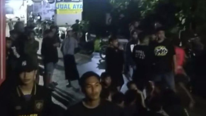 Tawuran saat patrol sahur di Gresik