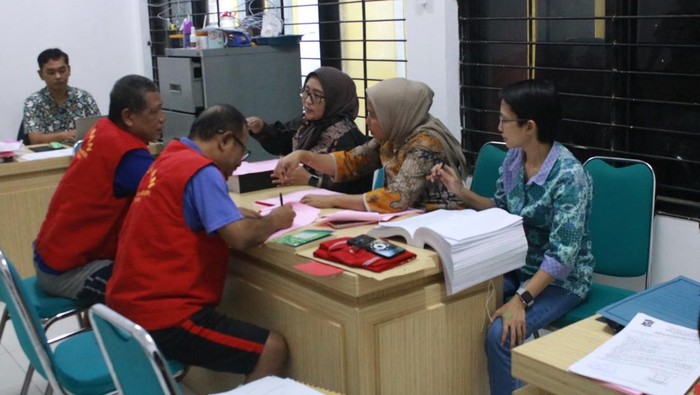Tersangka pengerusakan rumah nenek Elina di Surabaya