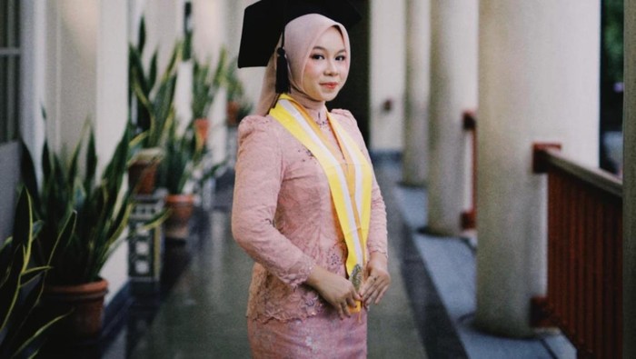 Tiara, lulusan termuda di UGM
