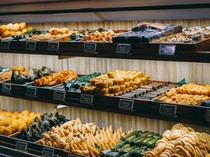 Nostalgia Ramadan! Ini 5 Toko Kue Jadul untuk Berburu Takjil di Jakarta