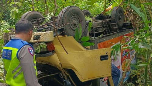 Truk boks terjun ke jurang di wilayah Desa Bungaya, Kecamatan Bebandem, Karangasem, Jumat (27/2/2026).