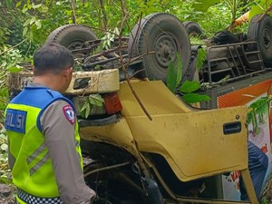Truk Boks Terjun ke Jurang di Karangasem, 3 Orang Terluka
