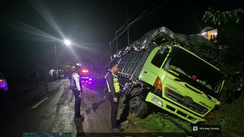 Truk Fuso terguling di jalan Trans Flores, Kecamatan Mbeliling, Manggarai Barat, NTT, Kamis (26/2/2026) malam.