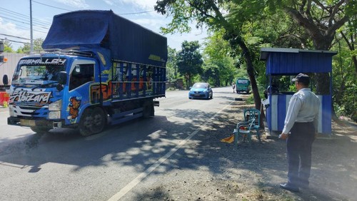 Truk yang melintas di depan kantor Unit Pelaksana Penimbangan Kendaraan Bermotor UPPKB Cekik, Keluraham Gilimanuk, Kecamatan Melaya, Kabupaten Jembrana, beberapa waktu lalu. (Istimewa)