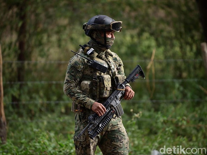 COLIMA, MEXICO - FEBRUARY 26: An army member stands guard with a machine gun on top of a car during a patrol of the access at the limit of the state with Jalisco on February 26, 2026 in Colima, Mexico. Colima local authorities confirmed the detention and an ongoing investigation, of Jose Israel 'N', also known as 'El Salsas', due to alleged financial links with the Jalisco New Generation Cartel. The Secretariat of National Defense of Mexico confirmed the killing of Cartel leader Nemesio Oseguera Cervantes, known as 'El Mencho', during a security operation on February 22, 2026. (Photo by Leonardo Montecillo/Agencia Press South/Getty Images)
