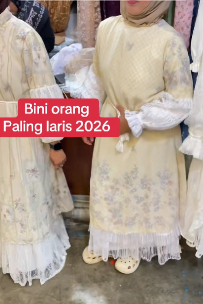 Gamis yang tengah viral ini dibanderol dengan harga yang cukup terjangkau, yakni berkisar antara Rp 225.000 hingga Rp 285.000. Elgi memaparkan bahwa penggunaan nama yang nyeleneh tersebut terbukti ampuh meningkatkan penjualan di tokonya. “Oleh karena itu, nama Bini Orang dipilih sebagai langkah antisipasi dan strategi marketing yang cerdas untuk menarik perhatian pembeli, sekaligus memberikan nuansa yang lebih unik dan memicu rasa penasaran, katanya. Foto: Dok. TikTok @sudartiindraaa.