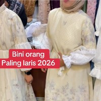 Gamis yang tengah viral ini dibanderol dengan harga yang cukup terjangkau, yakni berkisar antara Rp 225.000 hingga Rp 285.000. Elgi memaparkan bahwa penggunaan nama yang nyeleneh tersebut terbukti ampuh meningkatkan penjualan di tokonya. “Oleh karena itu, nama Bini Orang dipilih sebagai langkah antisipasi dan strategi marketing yang cerdas untuk menarik perhatian pembeli, sekaligus memberikan nuansa yang lebih unik dan memicu rasa penasaran, katanya. Foto: Dok. TikTok @sudartiindraaa.