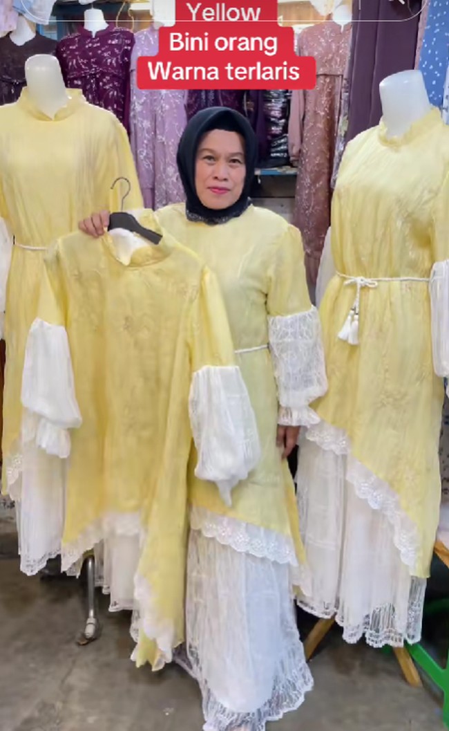Setelah fenomena baju Lebaran rompi lepas sempat mencuri perhatian, kini jagat media sosial kembali dihebohkan dengan tren busana terbaru untuk menyambut hari raya. Tren yang tengah viral tersebut memiliki nama yang cukup unik dan kontroversial yakni baju Lebaran bini orang.  Foto: Dok. TikTok @sudartiindraaa.
