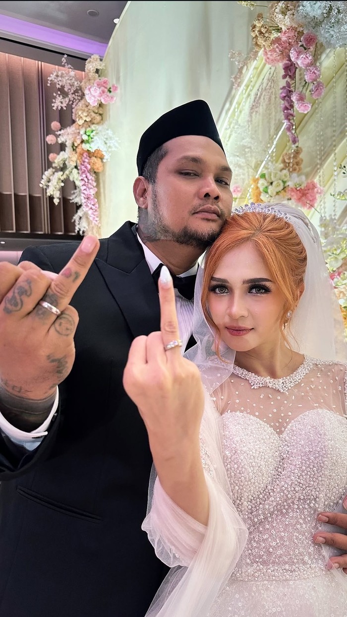 Virgoun menikah dengan Lindi Fitriyana.