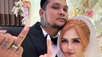 Lindi dan Virgoun terlihat bahagia menunjukkan cincin pernikahan mereka. (Foto: Instagram)
