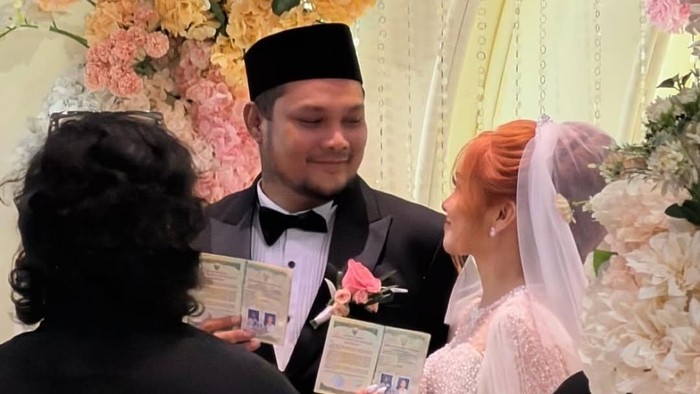 Virgoun menikah dengan Lindi Fitriyana.