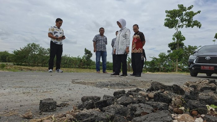 Wabup Bojonegoro Nurul Azizah saat melihat aspal jalan Desa Ngampal yang rusak