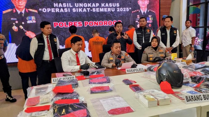 Wakapolres Ponorogo saat konferensi pers maling bobol sekolah