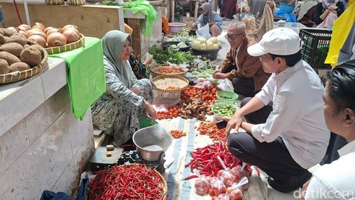 Wakil Bupati Lombok Tengah, Muhammad Nursiah, saat mengunjungi Pasar Renteng, Kecamatan Praya, pada Kamis (27/2/2026).