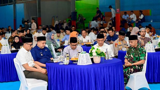 Wali Kota Munafri 'Appi' Arifuddin saat buka puasa bersama Perusda di kantor PDAM Makassar. Dokumen Istimewa