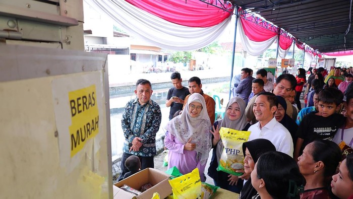Wali Kota Palembang Ratu Dewa mengecek pasar murah yang digeler setiap hari oleh Pemkot Palembang