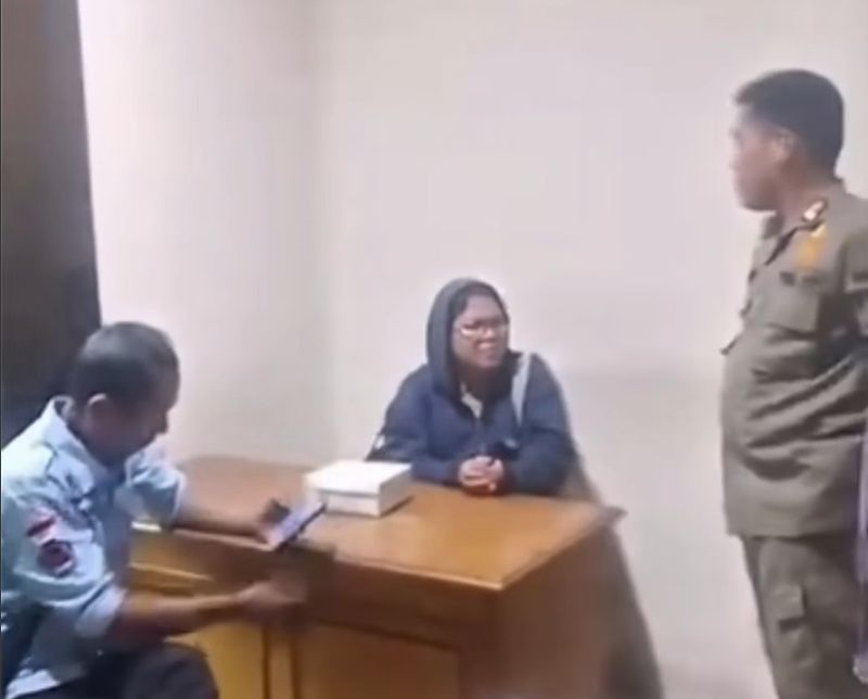 Wanita yang viral karena dilaporkan kerap tak membayar makanan hingga ojol diamankan Satpol PP dan dinsos. Wanita itu diduga memiliki gangguan kejiwaan. (Video viral/Istimewa)