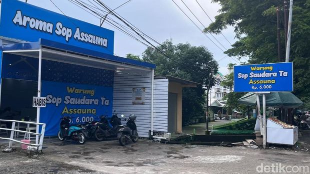 Warung makan Sop Saudara Assauna di Makassar. Warung makan Sop Saudara Assauna di Makassar.
