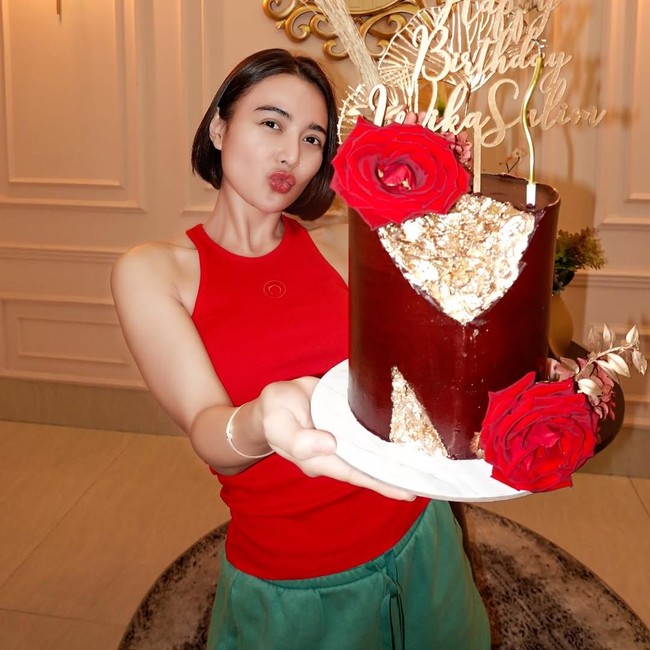 Wika Salim Ultah, Dapat Kado Tas Miu Miu