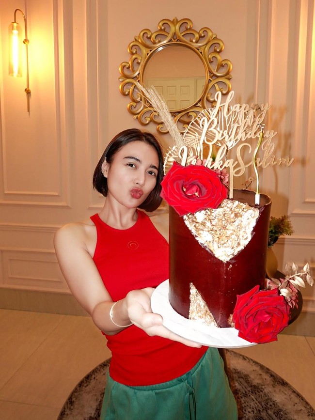 Wika Salim Ultah, Dapat Kado Tas Miu Miu