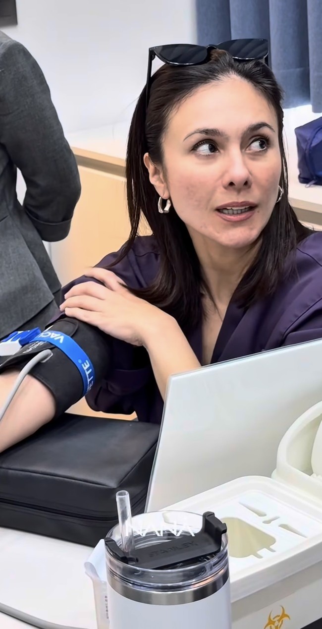 Melalui akun Instagramnya Wulan membagikan pengalamannya saat menjalani operasi plastik di sana. Sebelum tindakan, Wulan menjalani serangkaian pemeriksaan. Foto: Instagram/@wulanguritno