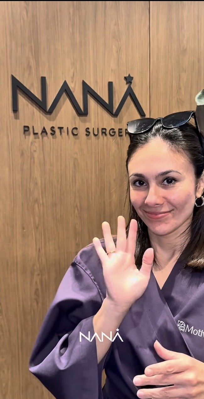 Di salah satu video unggahannya Wulan menjelaskan masalah kulit yang dialaminya. Wanita 44 tahun itu mengaku insecure dengan garis senyum yang dimilikinya dan ingin membuat wajahnya lebih lifting. Ia juga merasa kulit lehernya lebih cepat kendur dibanding wajahnya.  Foto: Instagram/@wulanguritno