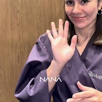 Di salah satu video unggahannya Wulan menjelaskan masalah kulit yang dialaminya. Wanita 44 tahun itu mengaku insecure dengan garis senyum yang dimilikinya dan ingin membuat wajahnya lebih lifting. Ia juga merasa kulit lehernya lebih cepat kendur dibanding wajahnya.  Foto: Instagram/@wulanguritno