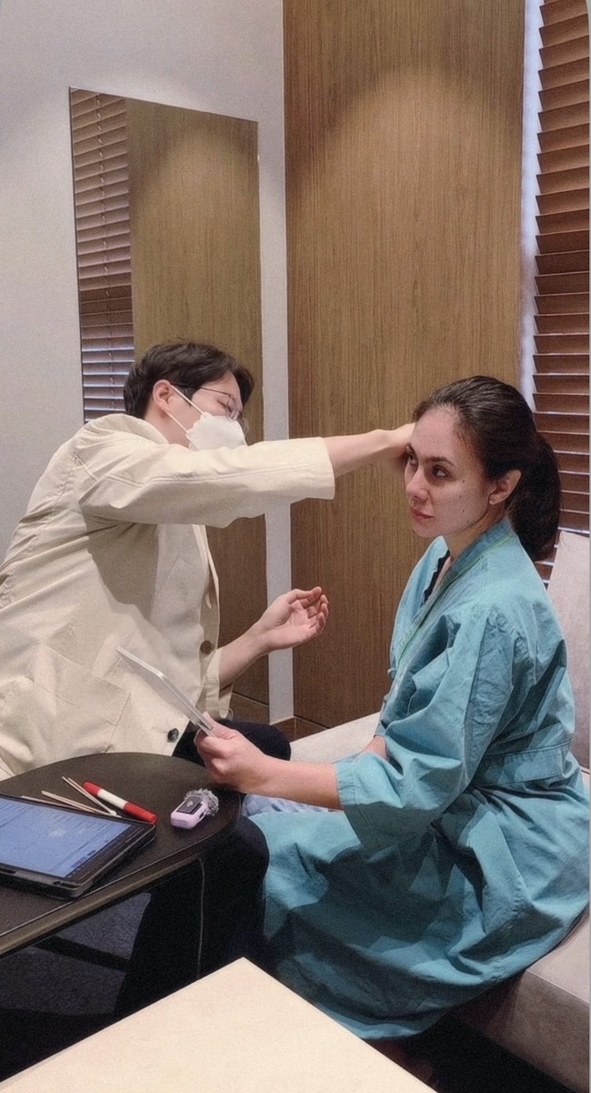 Berdasarkan masalah kulit yang dialami, akhirnya Wulan menjalani operasi face lifting. Wulan menegaskan bahwa operasi plastik itu tak akan mengubah bentuk wajahnya, hanya akan membuat kulitnya lebih tertarik dan terlihat awet muda. Foto: Instagram/@wulanguritno