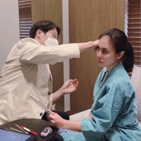 Berdasarkan masalah kulit yang dialami, akhirnya Wulan menjalani operasi face lifting. Wulan menegaskan bahwa operasi plastik itu tak akan mengubah bentuk wajahnya, hanya akan membuat kulitnya lebih tertarik dan terlihat awet muda. Foto: Instagram/@wulanguritno