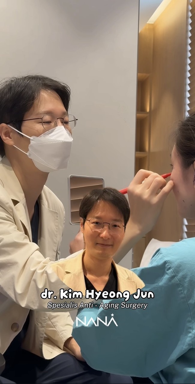 Selama perawatan, Wulan dibantu oleh dokter Kim Hyeong Jun, spesialis anti aging-aging surgery. Terlihat wajah Wulan yang ditandai untuk menentukan bagian-bagian mana yang akan dikoreksi. Foto: Instagram/@wulanguritno