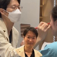 Selama perawatan, Wulan dibantu oleh dokter Kim Hyeong Jun, spesialis anti aging-aging surgery. Terlihat wajah Wulan yang ditandai untuk menentukan bagian-bagian mana yang akan dikoreksi. Foto: Instagram/@wulanguritno