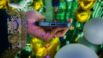 Kapasitas yang disematkan di Xiaomi 17 adalah 6330 mAh Xiaomi Surge Battery, dengan 100W HyperCharge. Tersedia pula 50 W wireless HyperCharge. Foto: Aisyah Kamaliah/detikINET