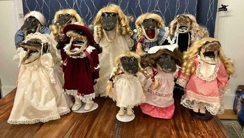 Sekelompok boneka buaya dipakaikan gaun dan wig pirang lalu dipajang rapi di meja. Antara koleksi unik atau bahan mimpi buruk, tipis banget bedanya. Dok. BoredPanda